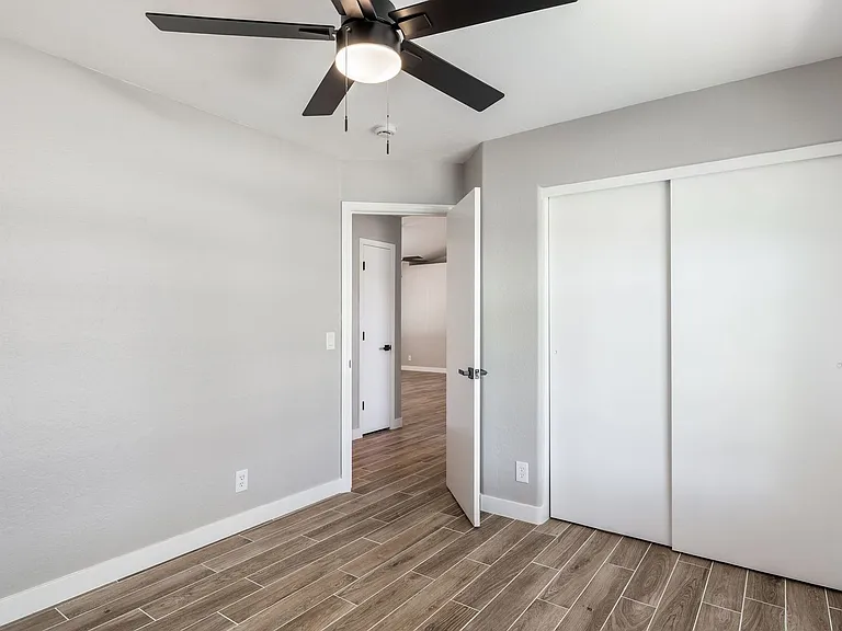 2883 E Oakland Ct — Photo 25
