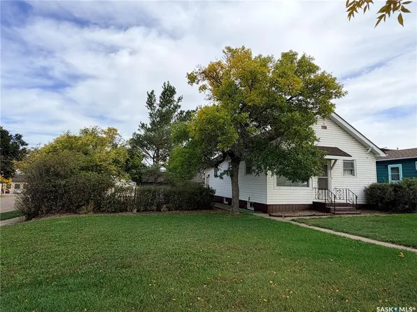 203 4th AVENUE E, Assiniboia, SK S0H 0B0