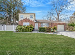 344 Woods Rd, North Babylon, NY 11703