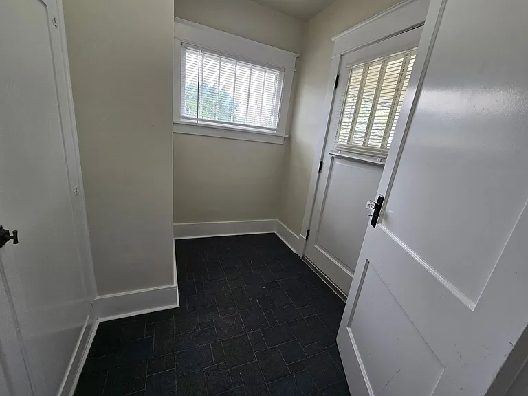 1109 Dousman St — Photo 22