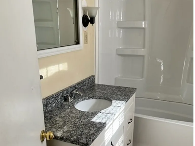 1004 Hampton Ave — Photo 5