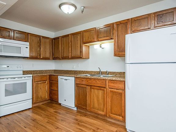 2nd image of 610 Stonehaven Dr #7