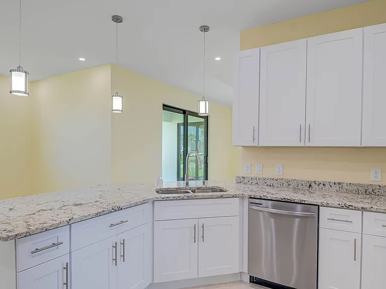 637 Cardinal St E — Photo 21
