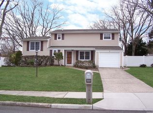 4 Rocket Ct, Selden, NY