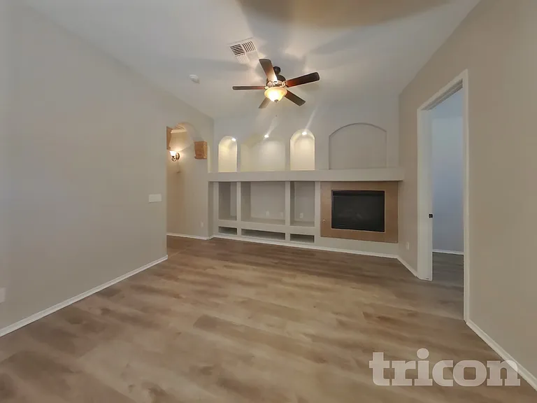 7731 S 45th Ln — Photo 2