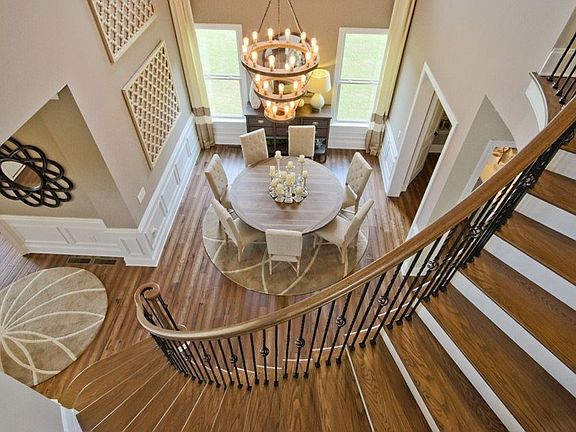 Foxmoor 2-Story Dining