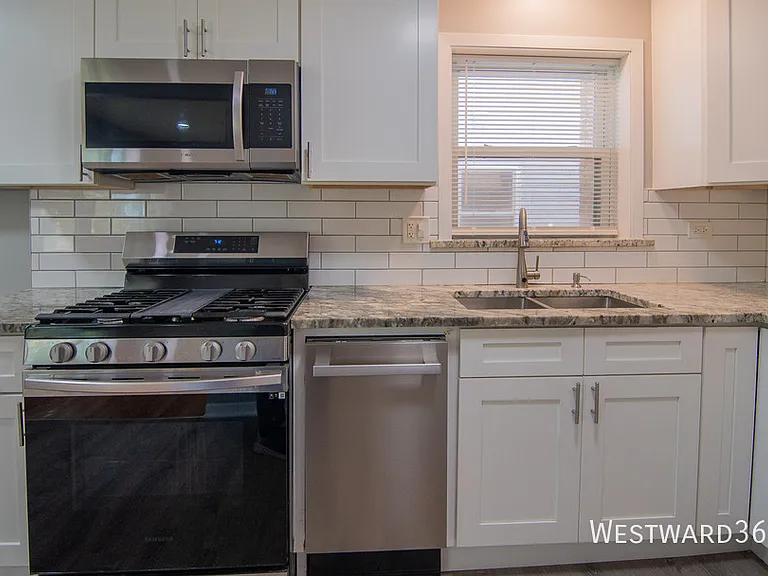 3249 N Keeler Ave #2E — Photo 2