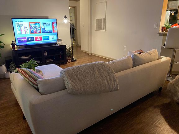 5th image of 3075 NE 190th St APT 108