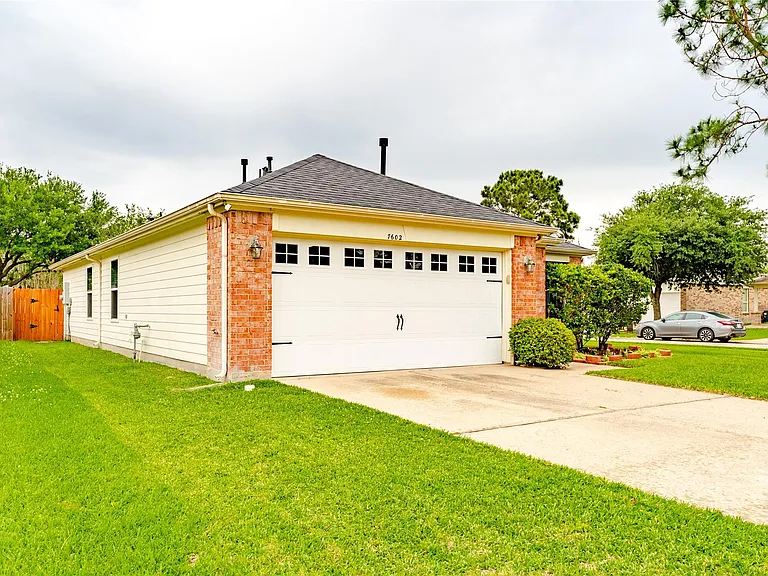 7602 Little Thicket Ct — Photo 3