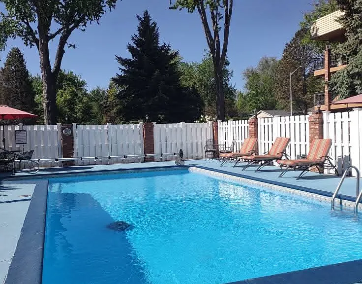 Chateau Villa Apartments — Photo 24