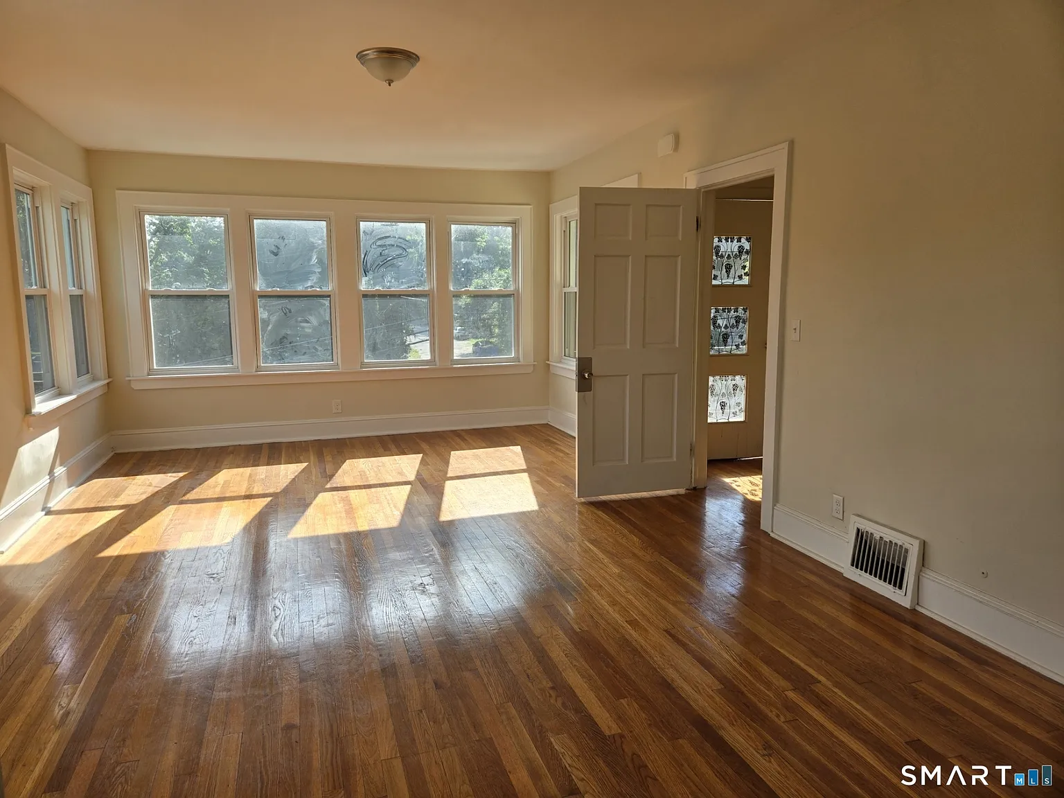 2 bed, 1.0 bath, 2844 sqft, $1,800 — Photo 3
