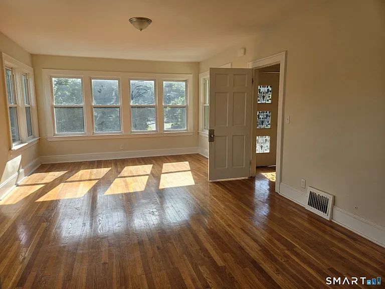 921 Cooke St — Photo 3