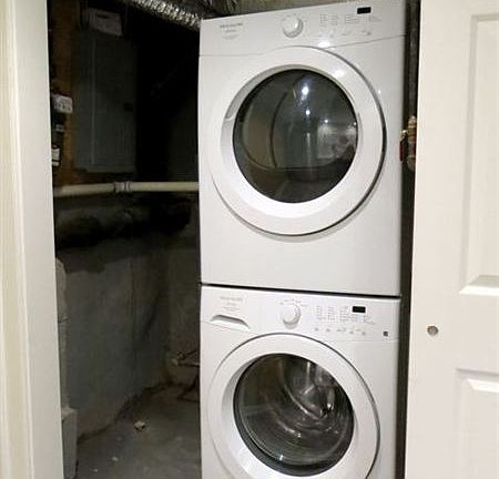 washer/dryer in unit - full size front loading w/d on lower