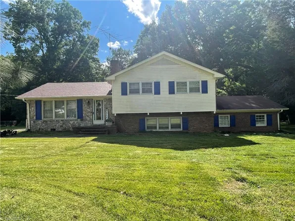 1308 Youngs Mill Rd, Greensboro, NC 27405