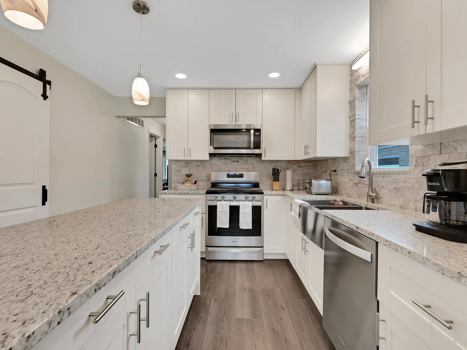 3 bed, 2.0 bath, 2046 sqft, $4,200 — Photo 3