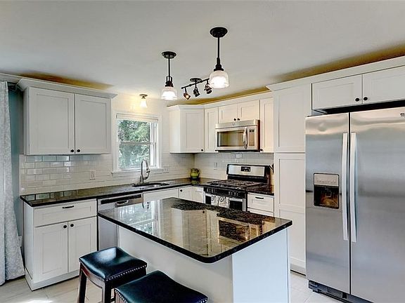 4th image of 36 Knollwood Cir