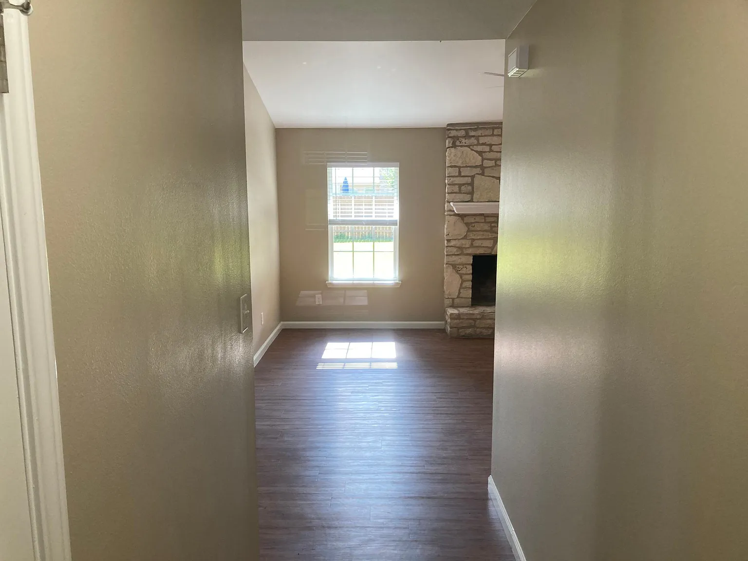 3 bed, 1435 sqft, $2,100 — Photo 2