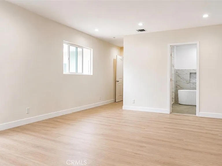 8412 Noble Ave — Photo 13