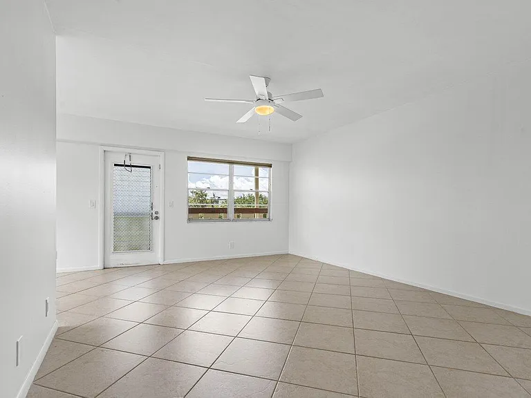74 Mansfield Dr #B — Photo 3