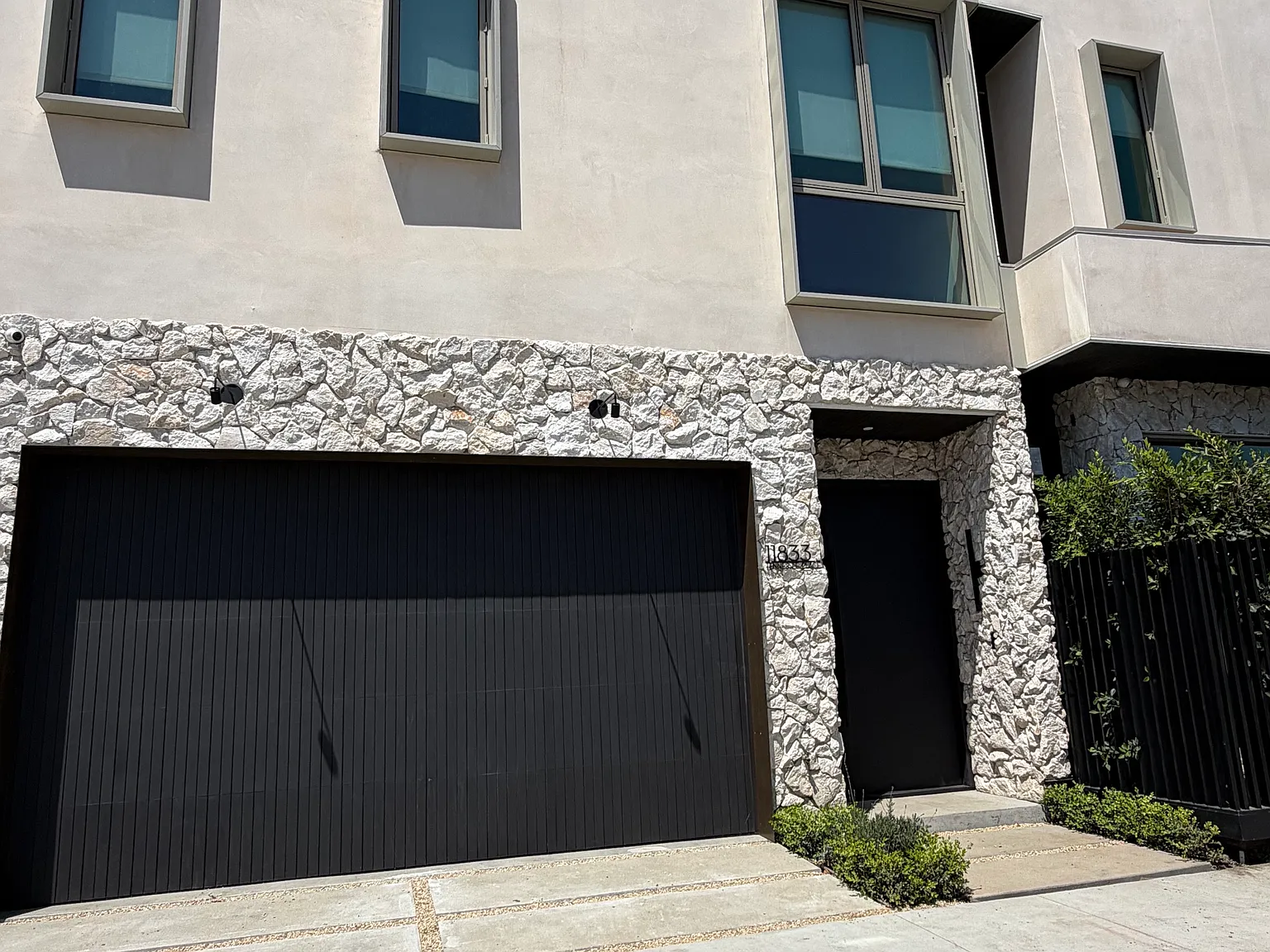 4 bed, 4.5 bath, 2700 sqft, $10,550 — Photo 2