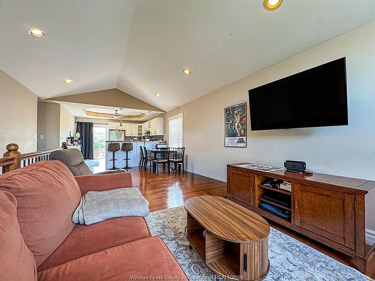 4583 Helsinki Cres — Photo 9