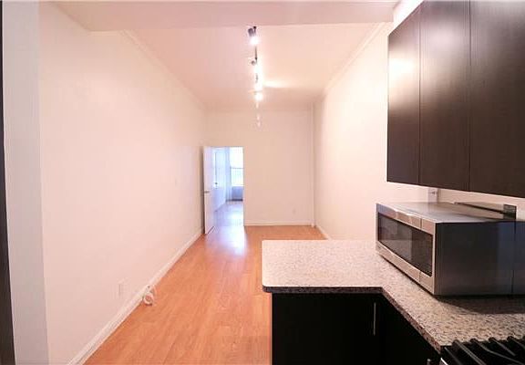 5th image of 46 Clay St APT 1R