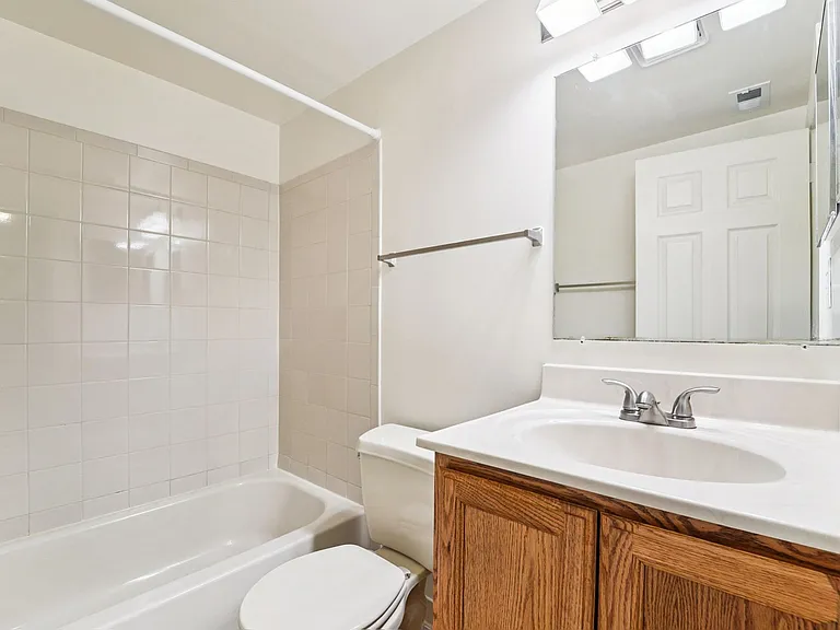 1BR, 1BA - 692SF - Bathroom
