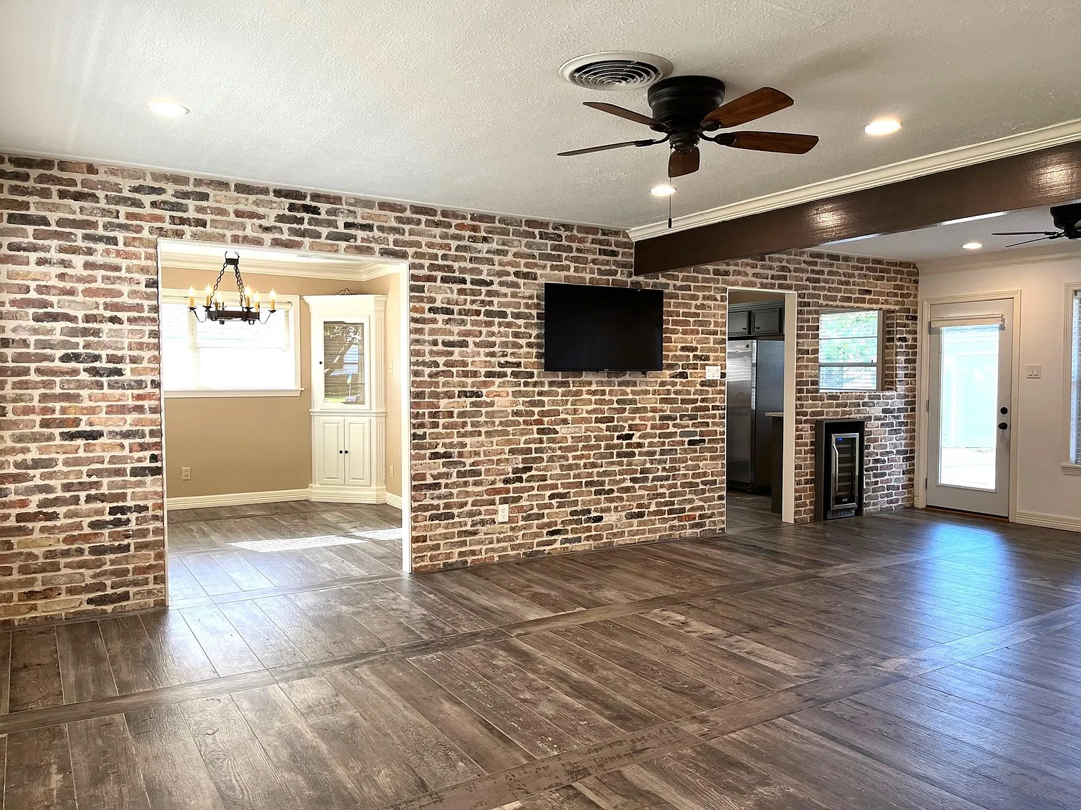 3 bed, 2.0 bath, 1824 sqft, $3,250 — Photo 3