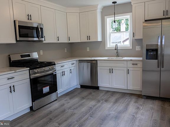5th image of 348 Colfax St