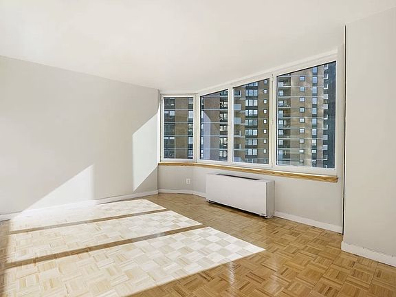 3rd image of 500 W 43rd St APT 27D