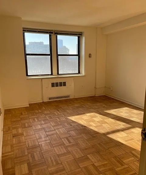 Parkway House Apartments — Photo 39