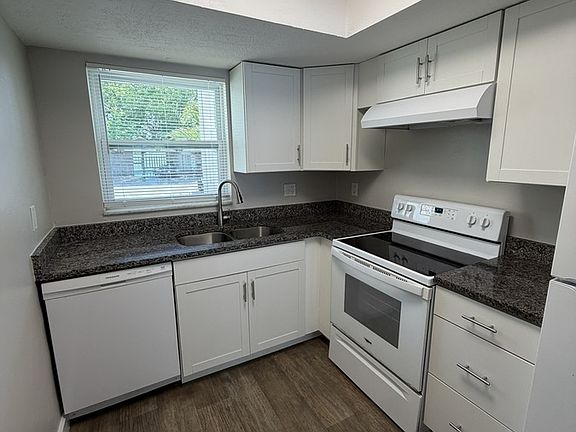 4th image of 3322 Camelot Dr #C6