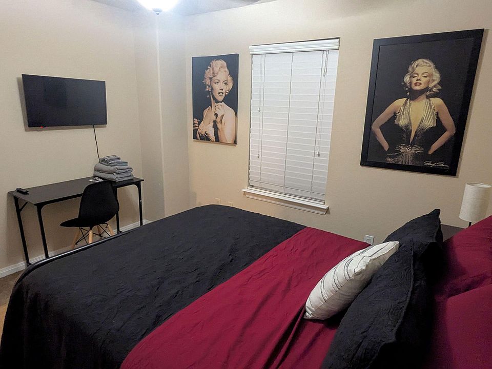 Marilyn Monroe room, queen bed, 32 inch fire TV