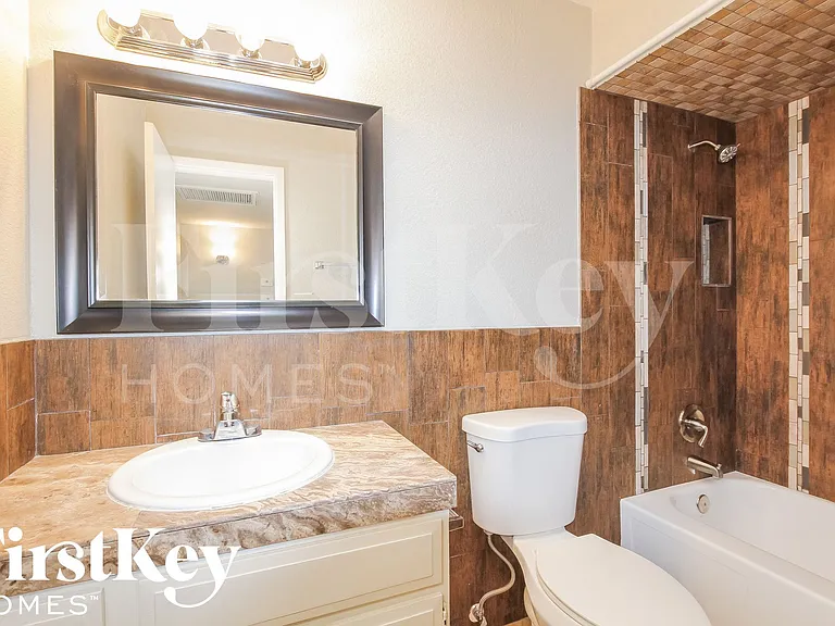 2324 E Paradise Dr — Photo 13