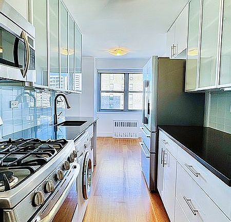 5th image of 100 W 93rd St APT 20H