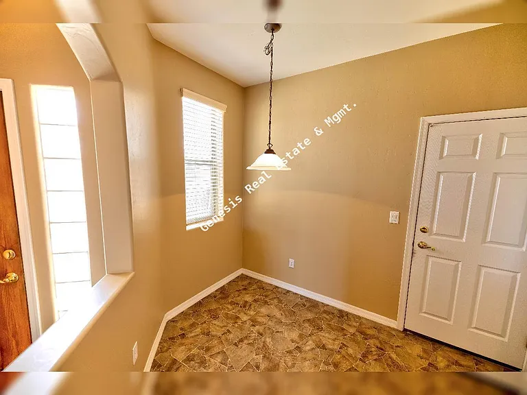 606 W Woodfield Ct — Photo 4