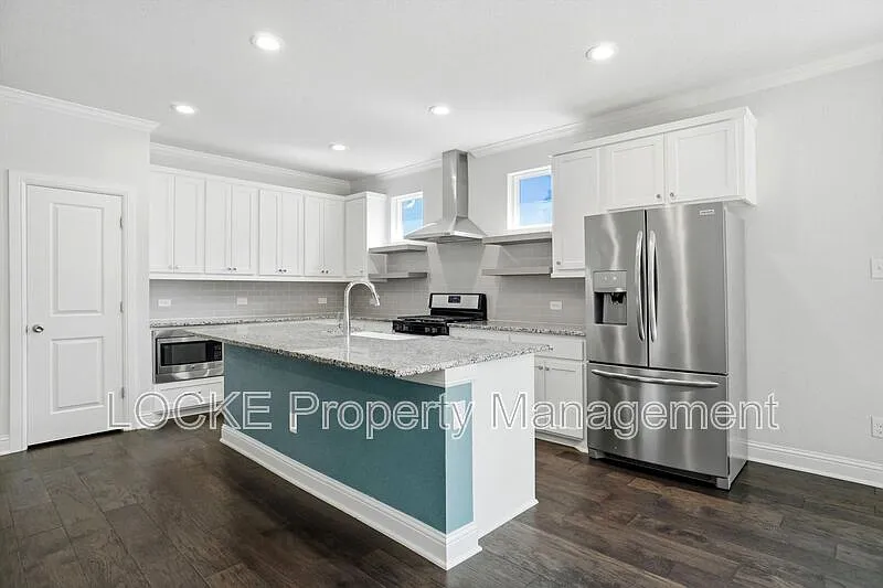 4 bed, 2.0 bath, 1978 sqft, $3,195 — Photo 3