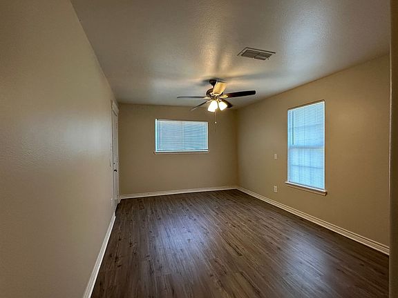 5th image of 1906 Roslyn Dr