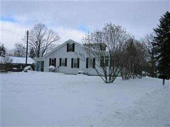 3rd image of 72 Lakefield Ln