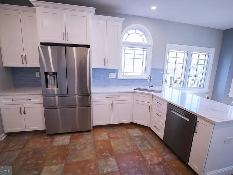 102 Waterview Dr — Photo 2