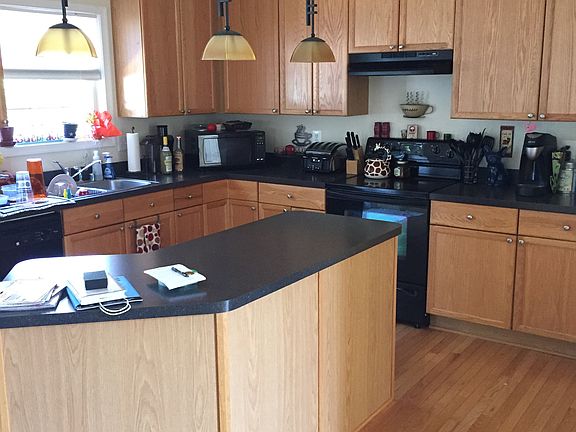  Kitchen w/ island & Panty