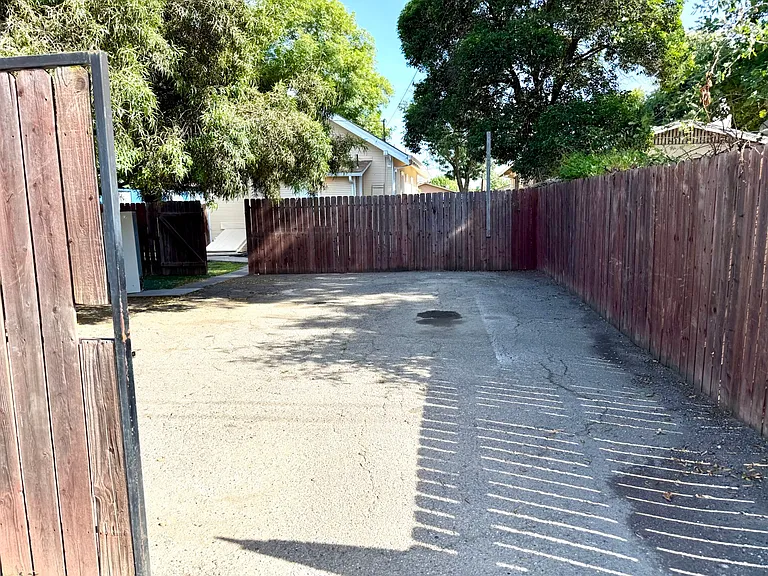 2133 E Washington St — Photo 25
