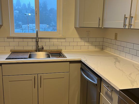 5th image of 4109-4109 37th Ave S