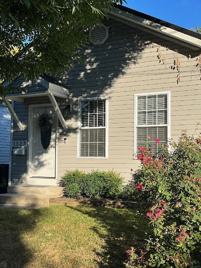 Beautifully Renovated Two Bedroom Highlands Home — Photo 3