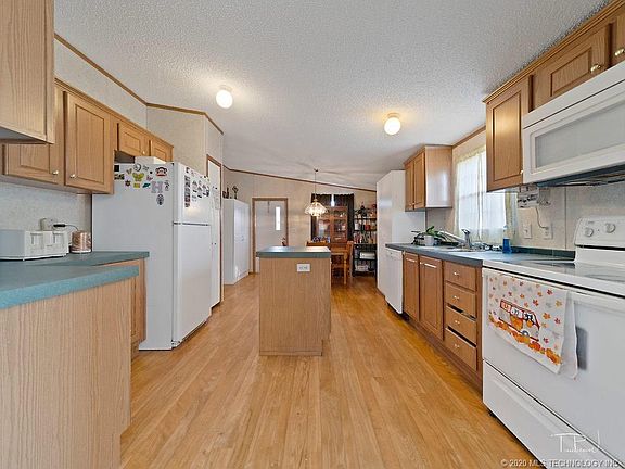 3rd image of 215 Johnson St