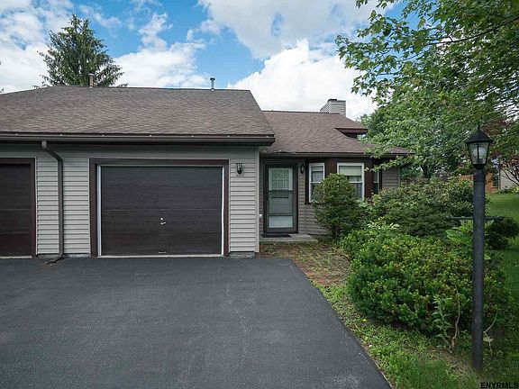 2nd image of 6 Sandhurst Dr