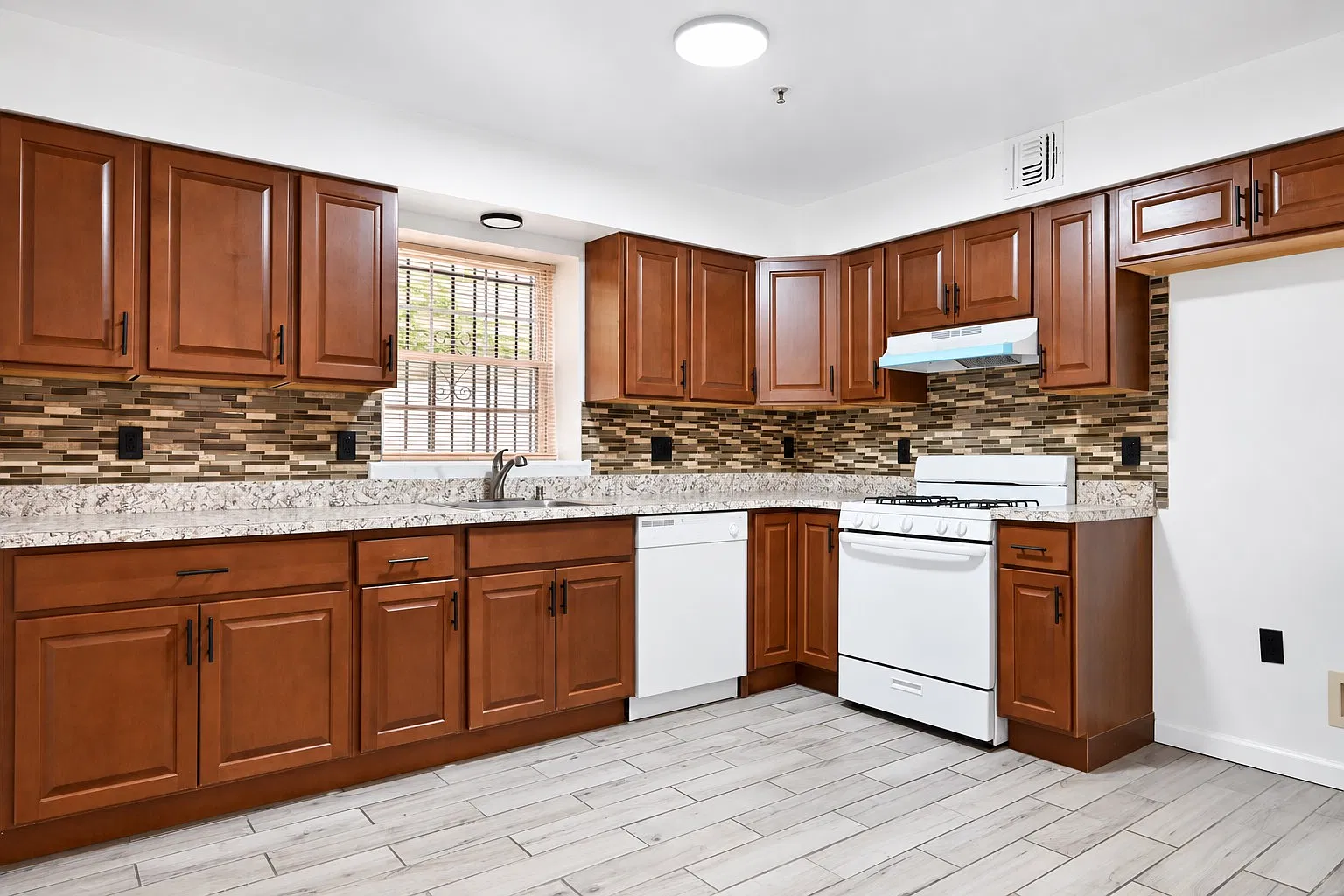 3 bed, $2,500 — Photo 1