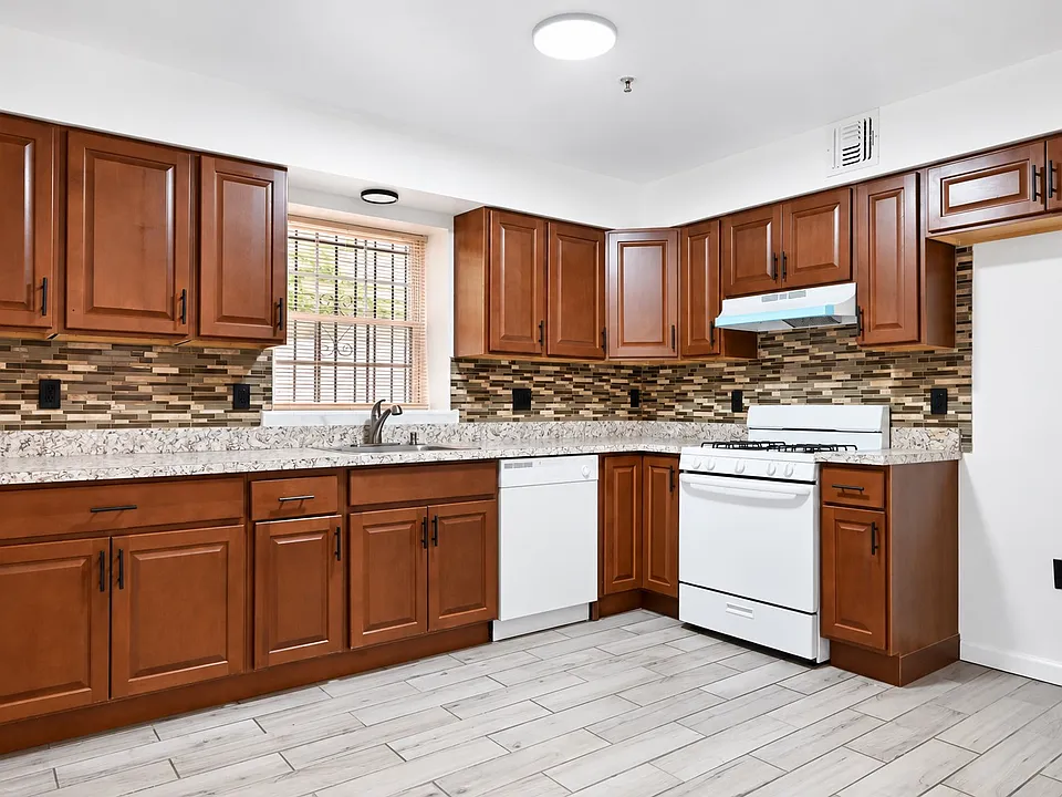 12-14 Longworth St #1