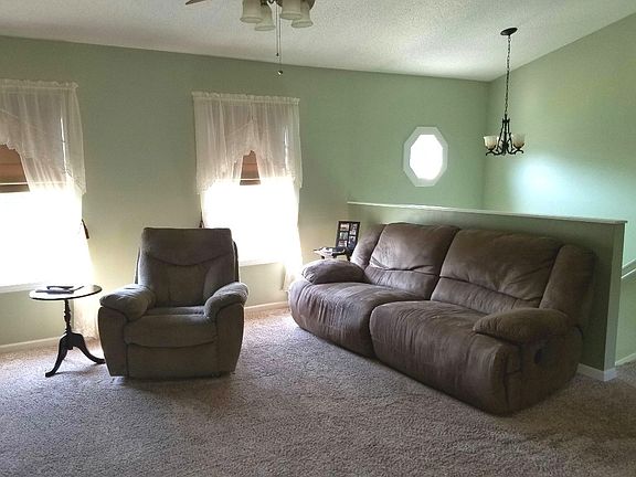4th image of 102 Meadowbrook Dr