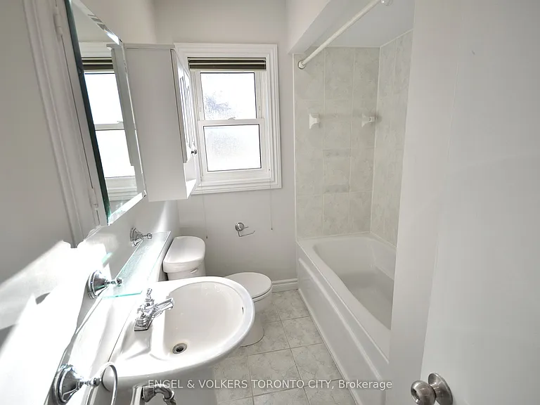 139 Queen St #MAIN FLOOR — Photo 19